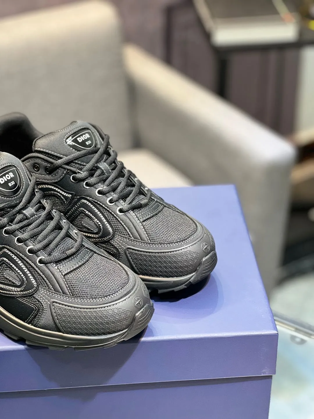 Men's shoes 💰600 high version joint model 🍸 Dior Dior The Island co-branded B30 sneakers follow the trend of the retro market and are Dad Shoes style shoes. The Dior logo on the tongue also indicates that this pair of shoes is the B30 model! B30 uses fine-textured leather and mesh cloth materials to form a shoe body. There are conspicuous letters CD on both sides of the shoe body to indicate the identity. Many lines on the shoe body outline the details, making the shoes look less monotonous and full of retro flavor. ♺ Upper: Original customized technical fabric + mesh ♺ Inner lining: Original customized breathable lining ♺ Outsole: Original molded IP foam + TPU outsole ♺ Heel height: 3.5cm ♺Code number: 39-44 (45 46 customized)